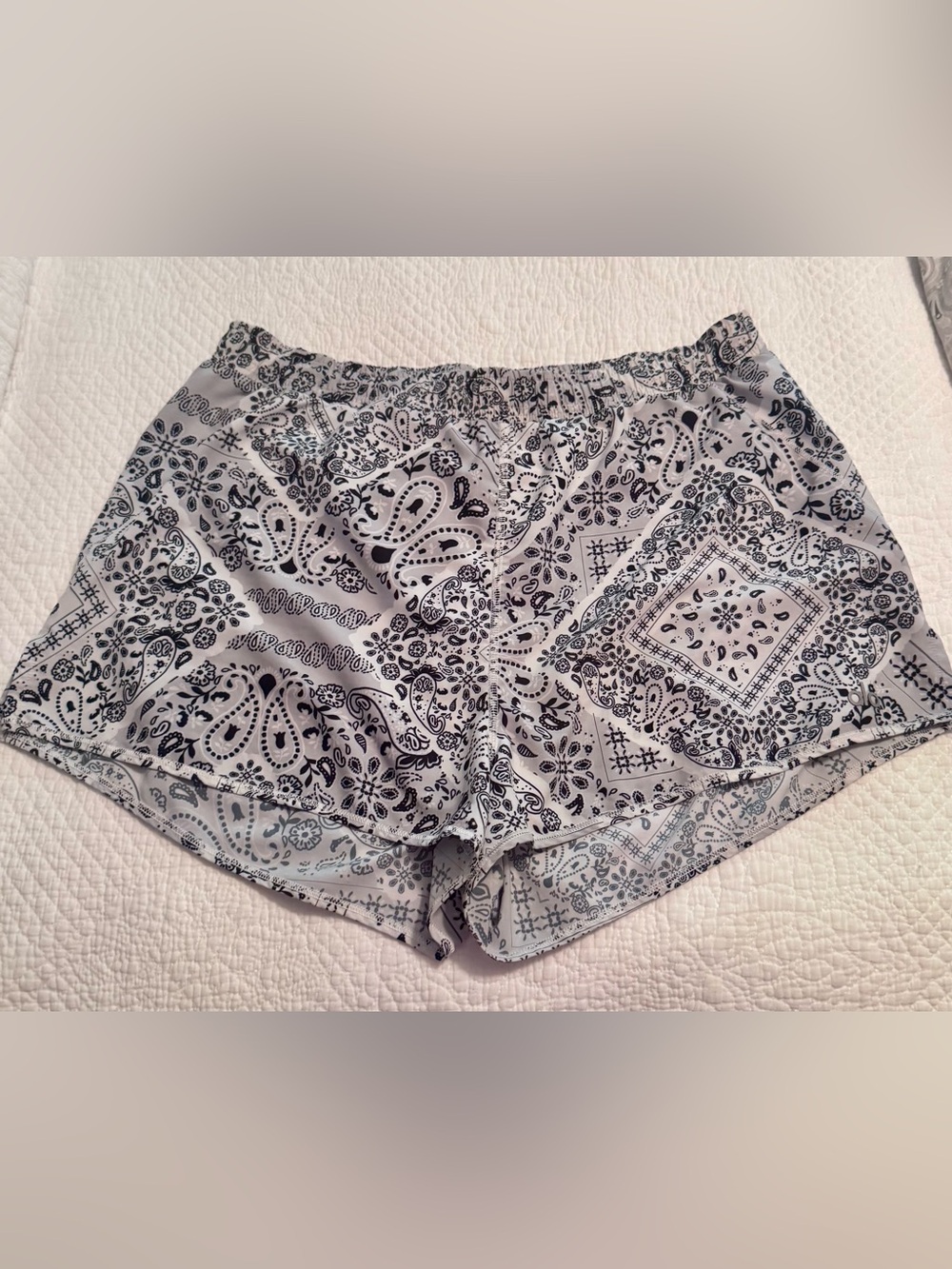 Alo Yoga Stride is the best Shorts in Black and White Print     Size XL